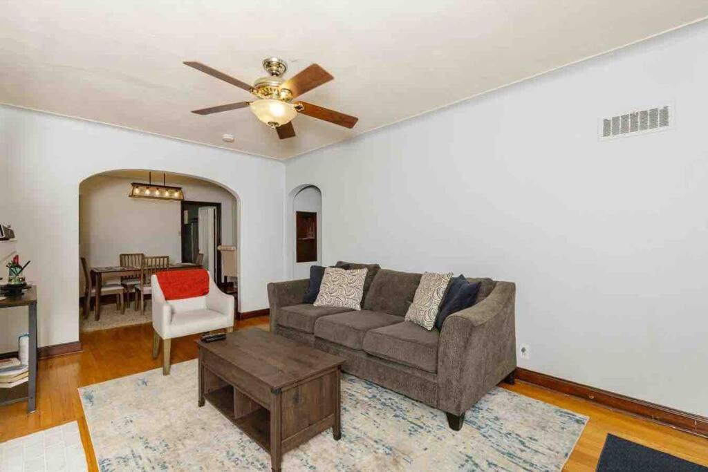 Apartment Delightful Gingerbread In Charming Lindenwood Park *