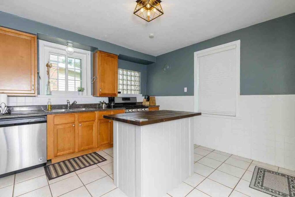 Delightful Gingerbread In Charming Lindenwood Park Apartment Saint Louis