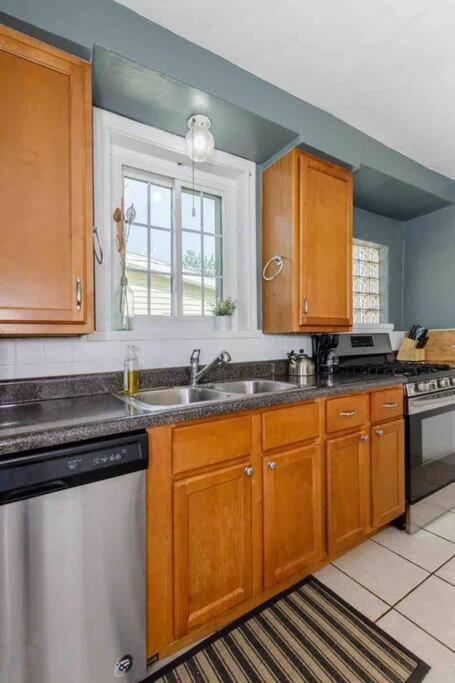 Apartment Delightful Gingerbread In Charming Lindenwood Park