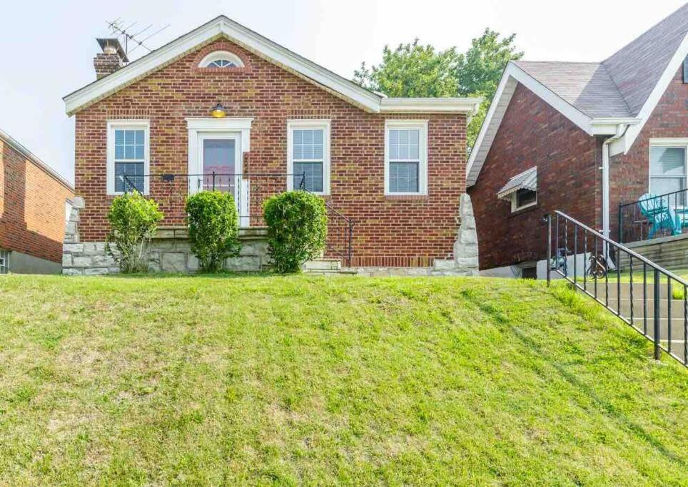 Delightful Gingerbread In Charming Lindenwood Park Apartment *