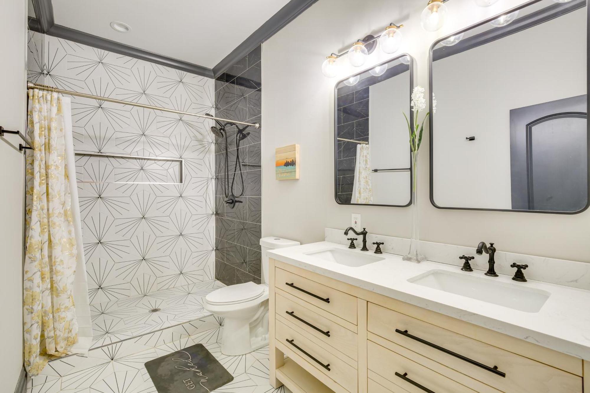 Walk To Gravois Park With Garage Holiday home *