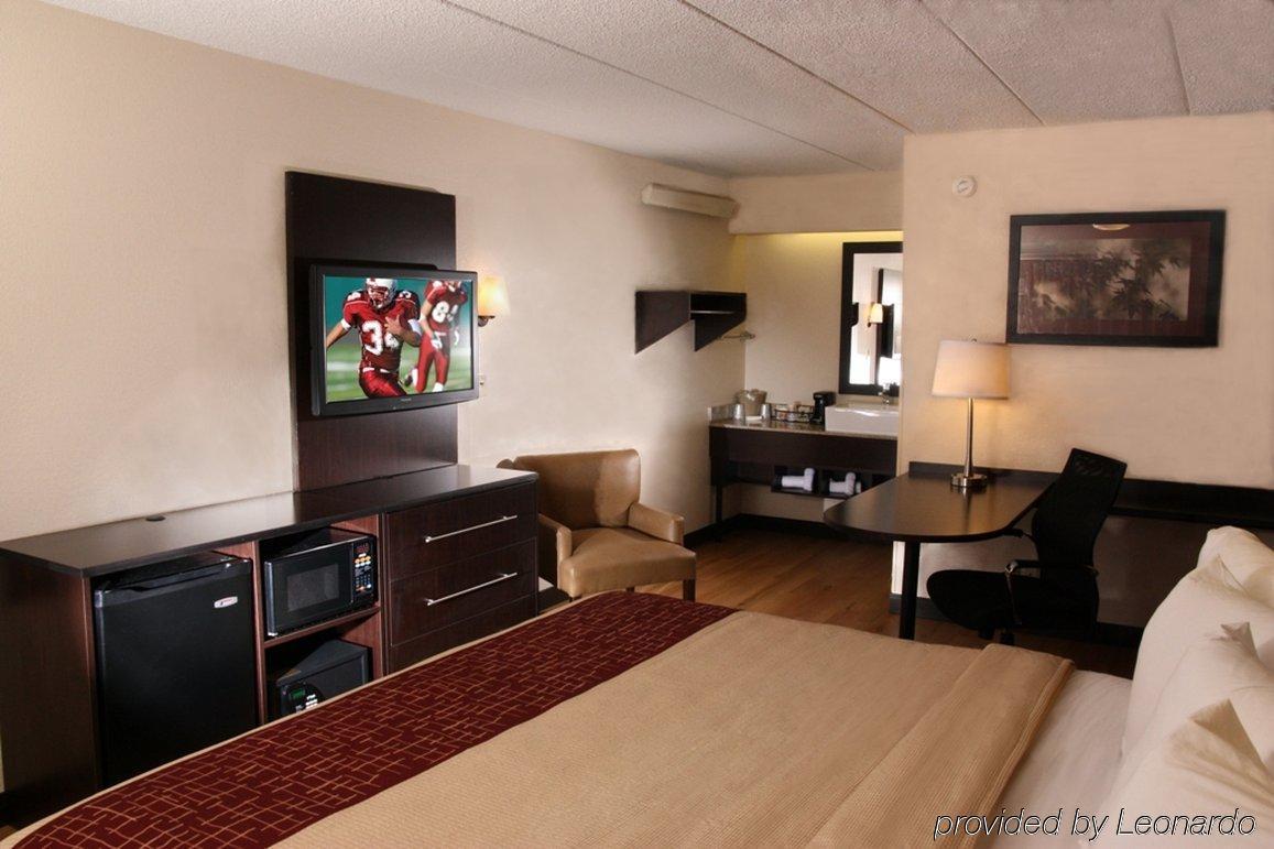 Hotel Red Roof Plus+ - Forest Park / Hampton Ave. 3*