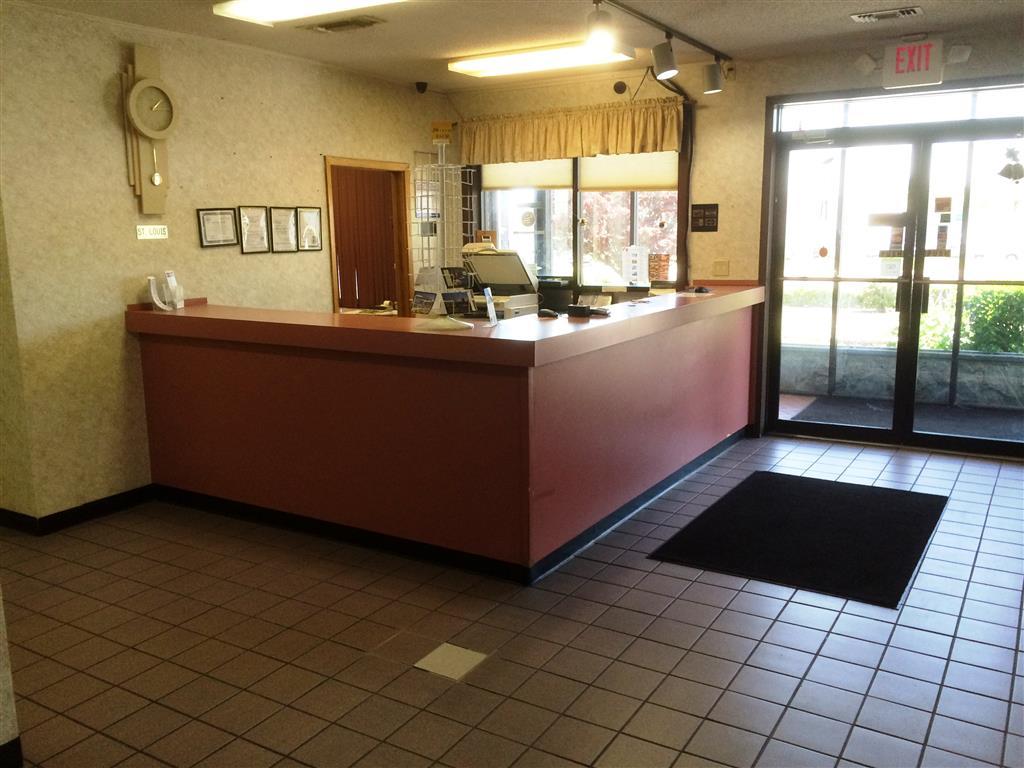Oyo St. Louis Lambert Airport Hotel 2*