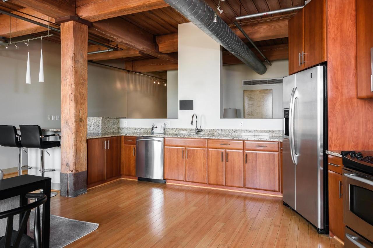 Spacious Dt 2br With Gym By Zencity Apartment *