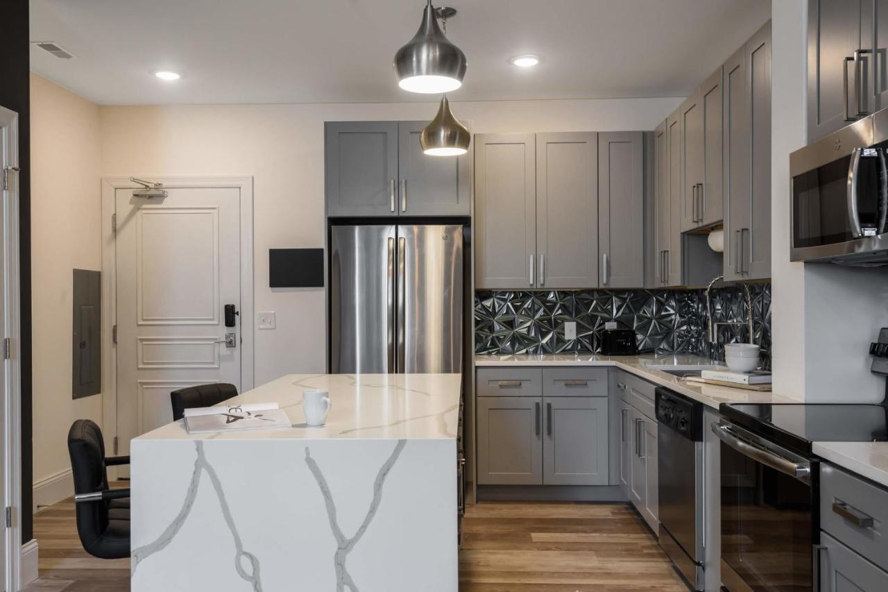 Frontdesk 1 Bedroom Apt 3 Miles To Botanical Gardens Apartment