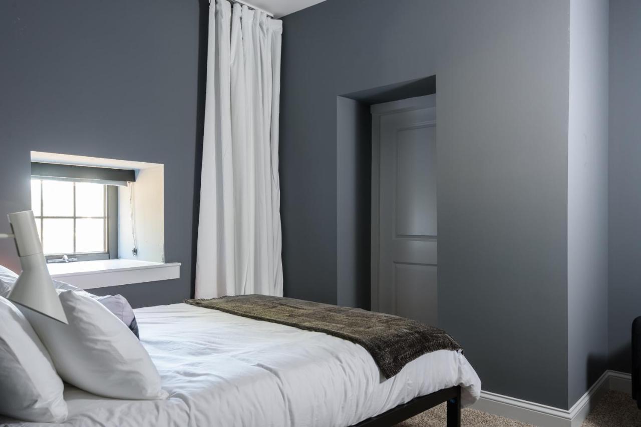 Apartment Frontdesk Revamped 1 Bedroom Apt By The Gate District *