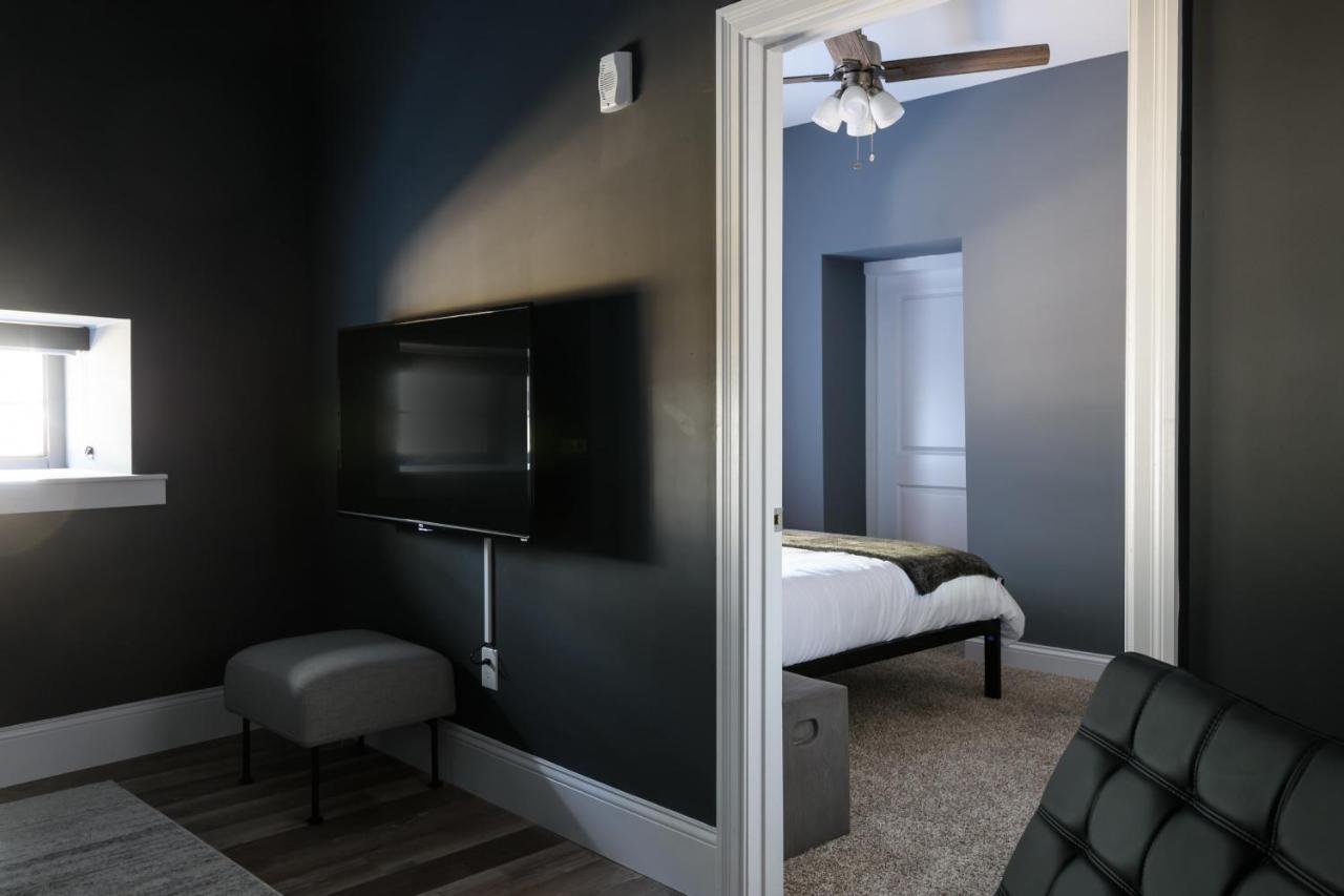 Frontdesk Revamped 1 Bedroom Apt By The Gate District