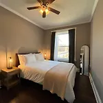 Cozy 2Br-1Ba Backyard & King Bed