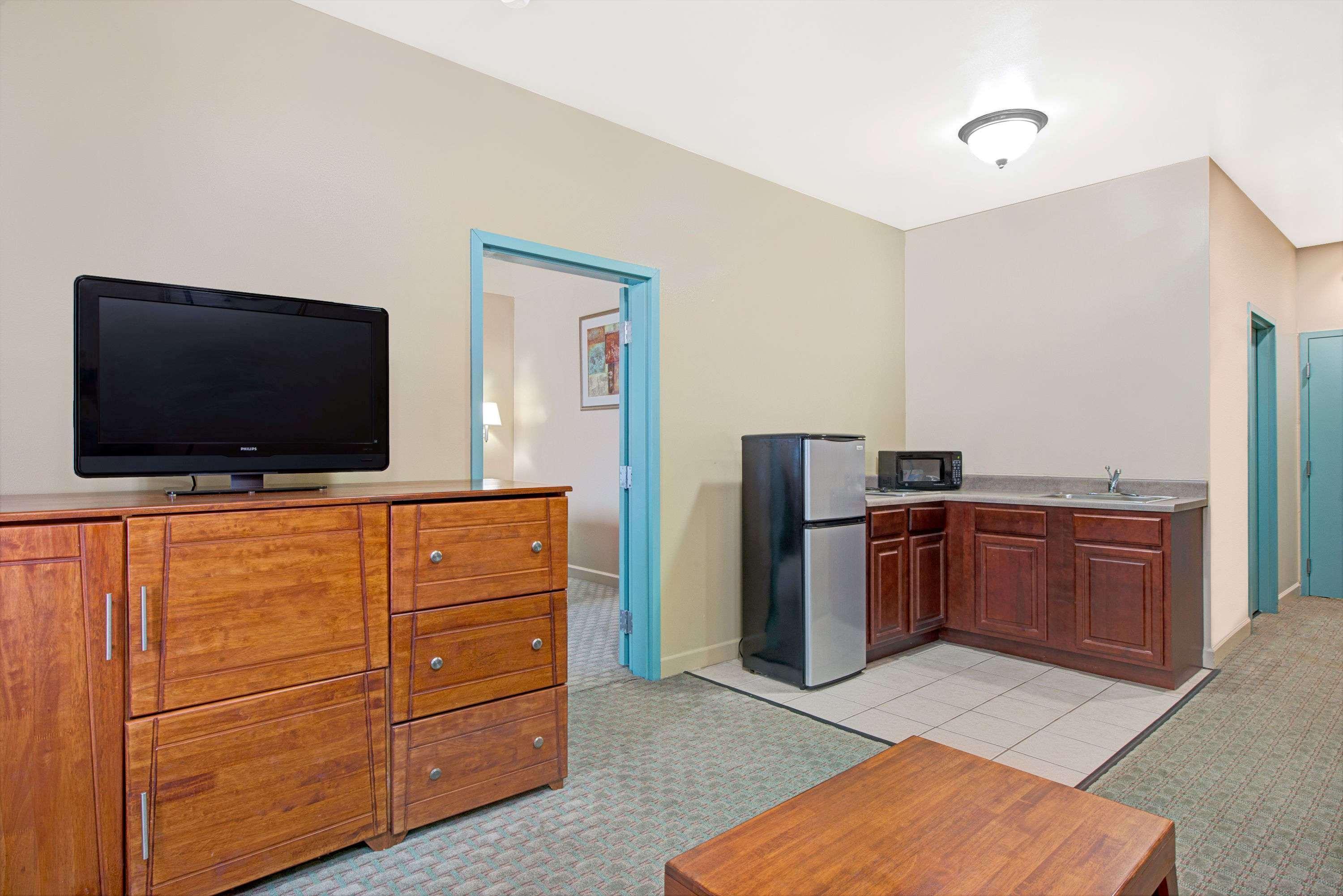 Days By Wyndham Downtown Hotel