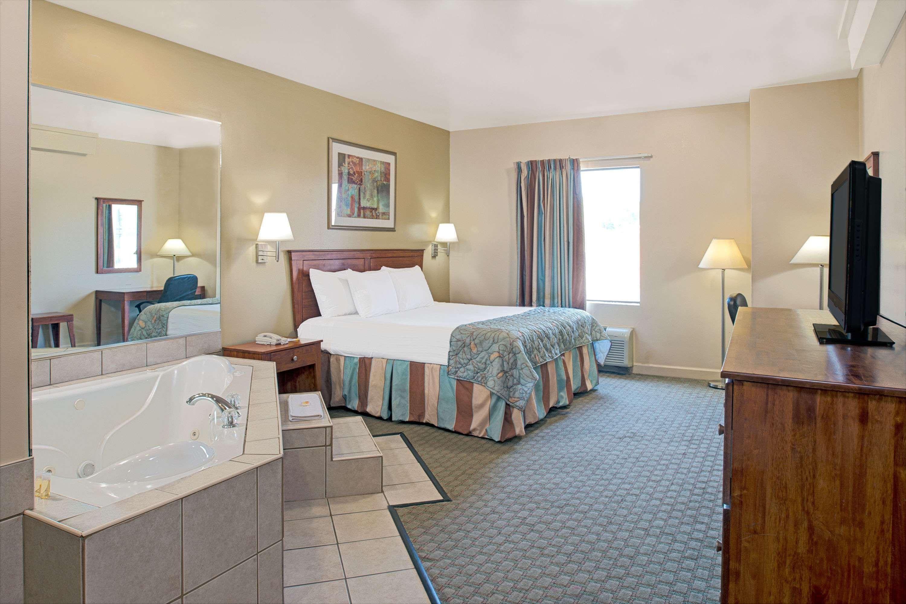 Days By Wyndham Downtown Hotel