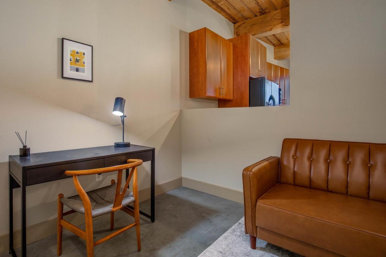 Frontdesk Open 2 Bedroom Apt Near Busch Stadium