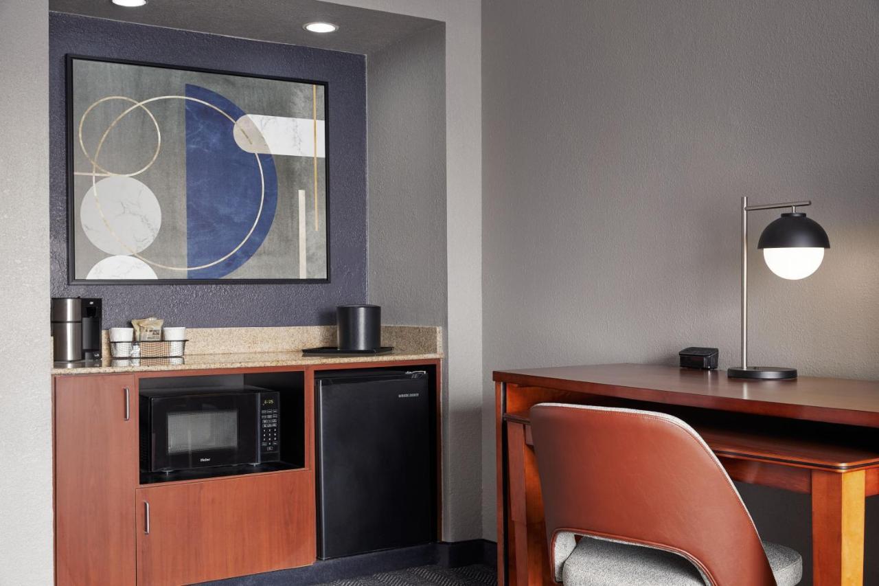 Courtyard By Marriott Downtown West Saint Louis