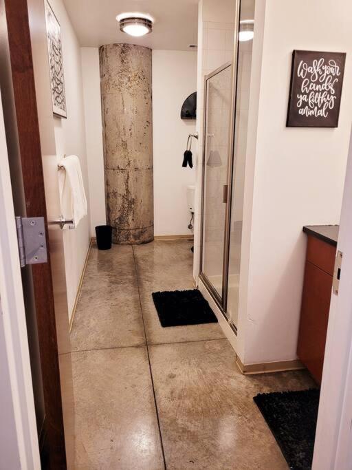 Staycation City Loft Free Gated Parking Apartment