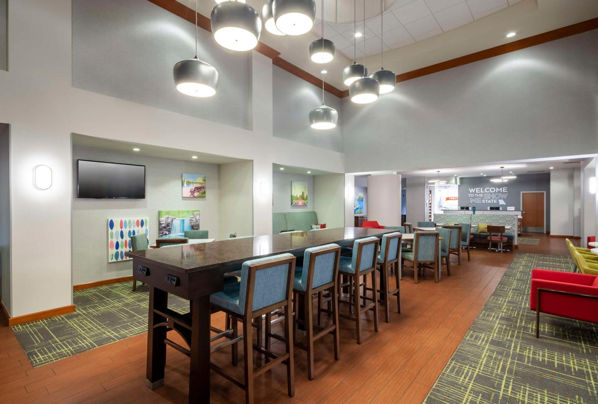 Hotel Hampton & At Forest Park