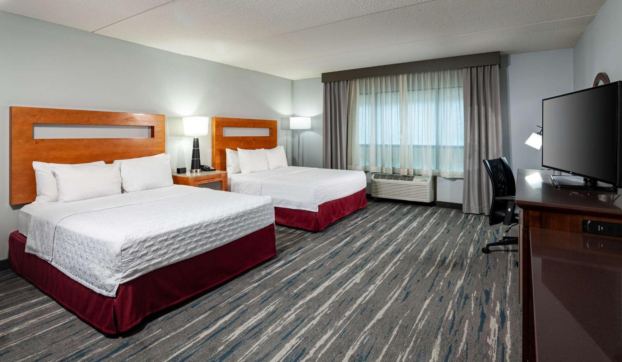 Hampton & At Forest Park Hotel