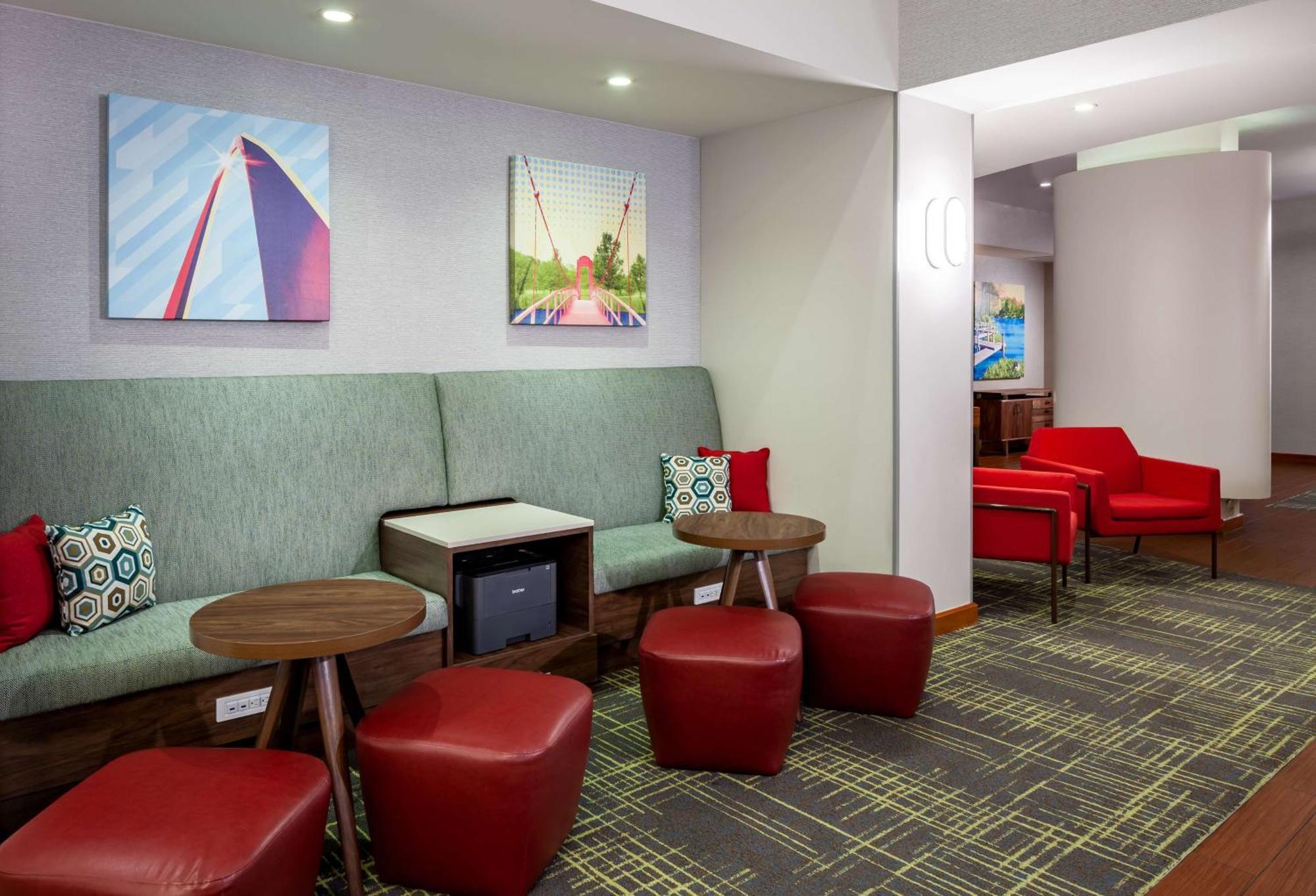 Hampton & At Forest Park Hotel 3*