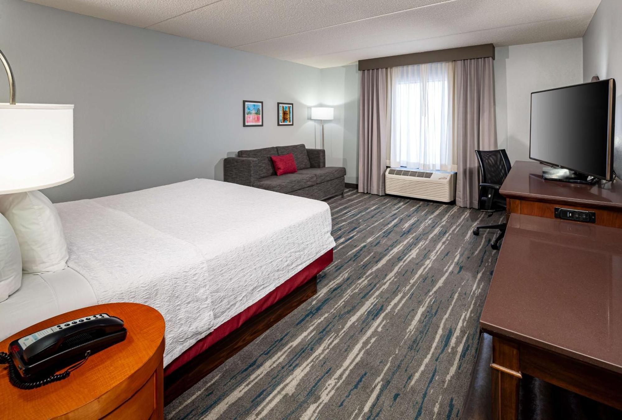 Hotel Hampton & At Forest Park