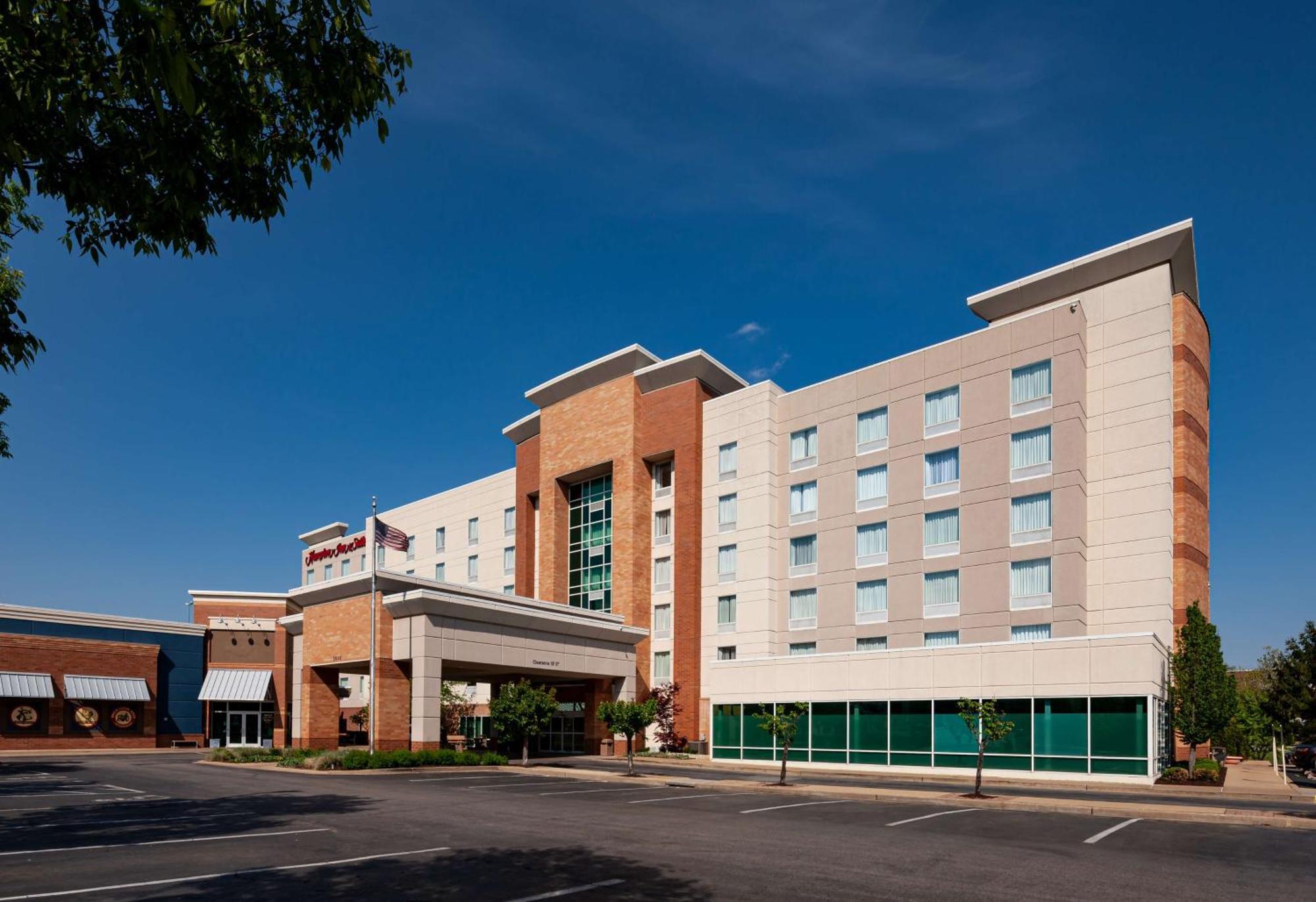Hotel Hampton & At Forest Park 3*