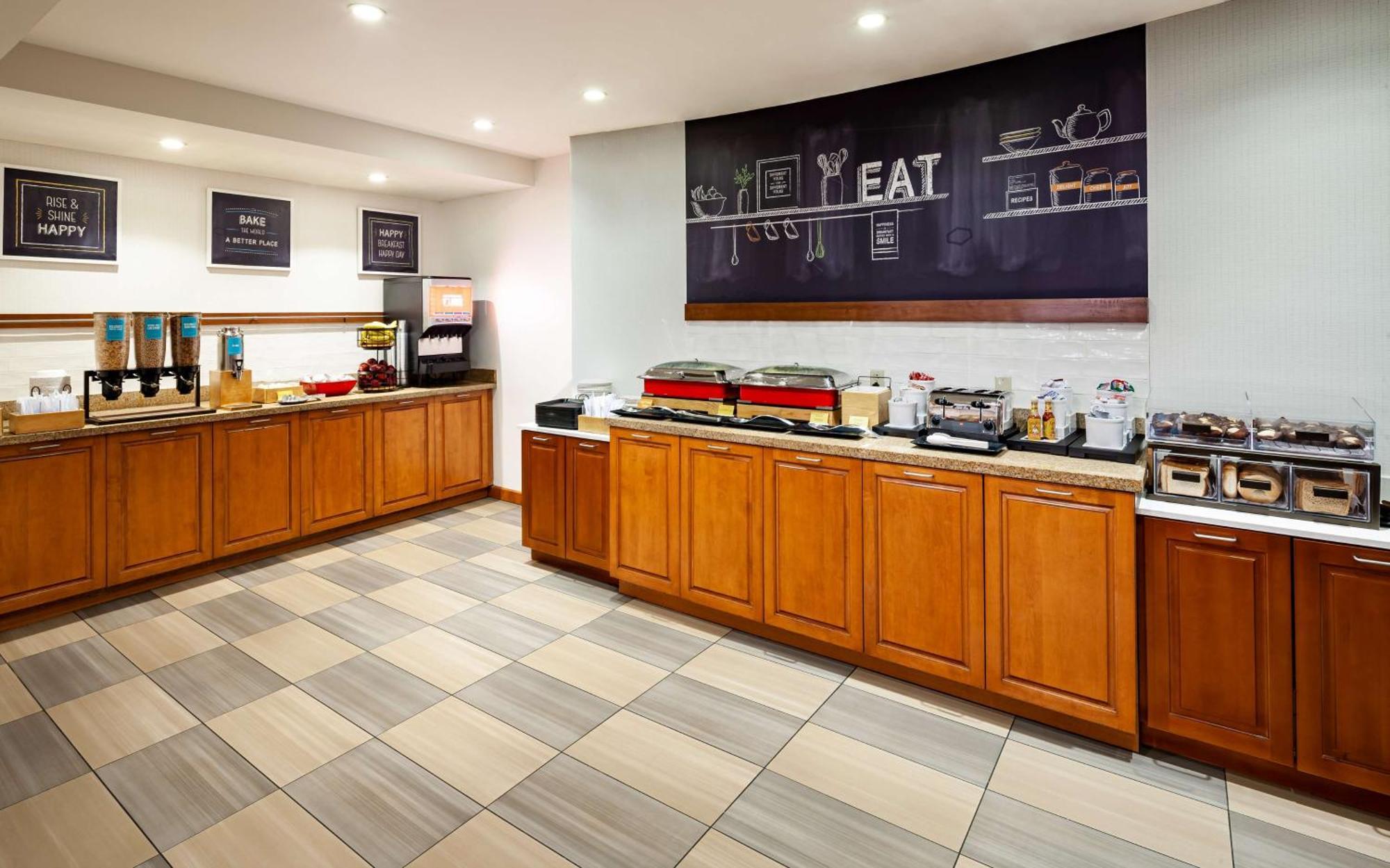 Hotel Hampton & At Forest Park