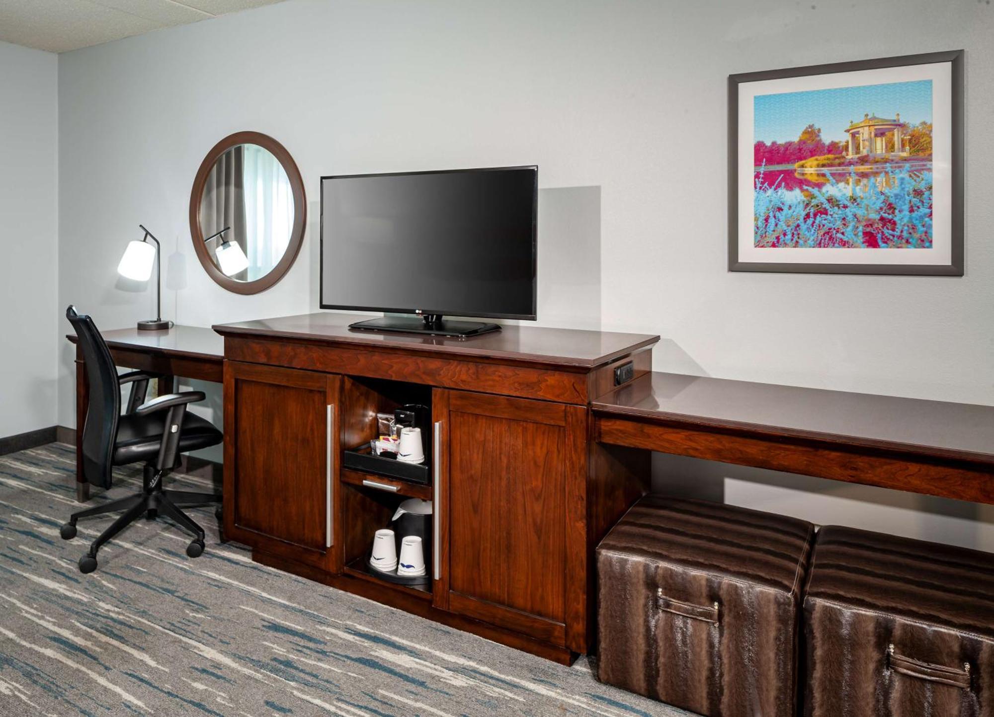 Hampton & At Forest Park Hotel 3*