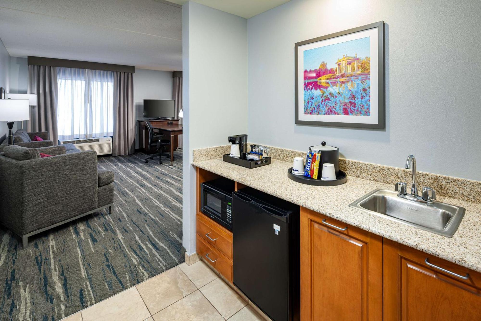 Hotel Hampton & At Forest Park