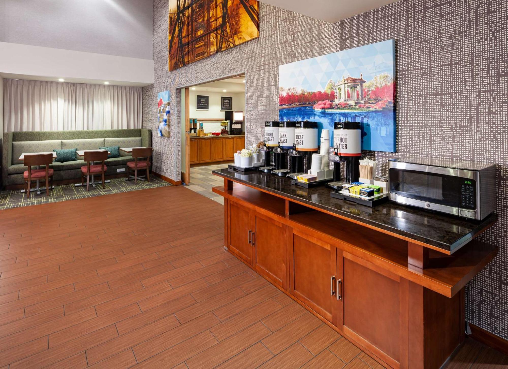 Hotel Hampton & At Forest Park 3*