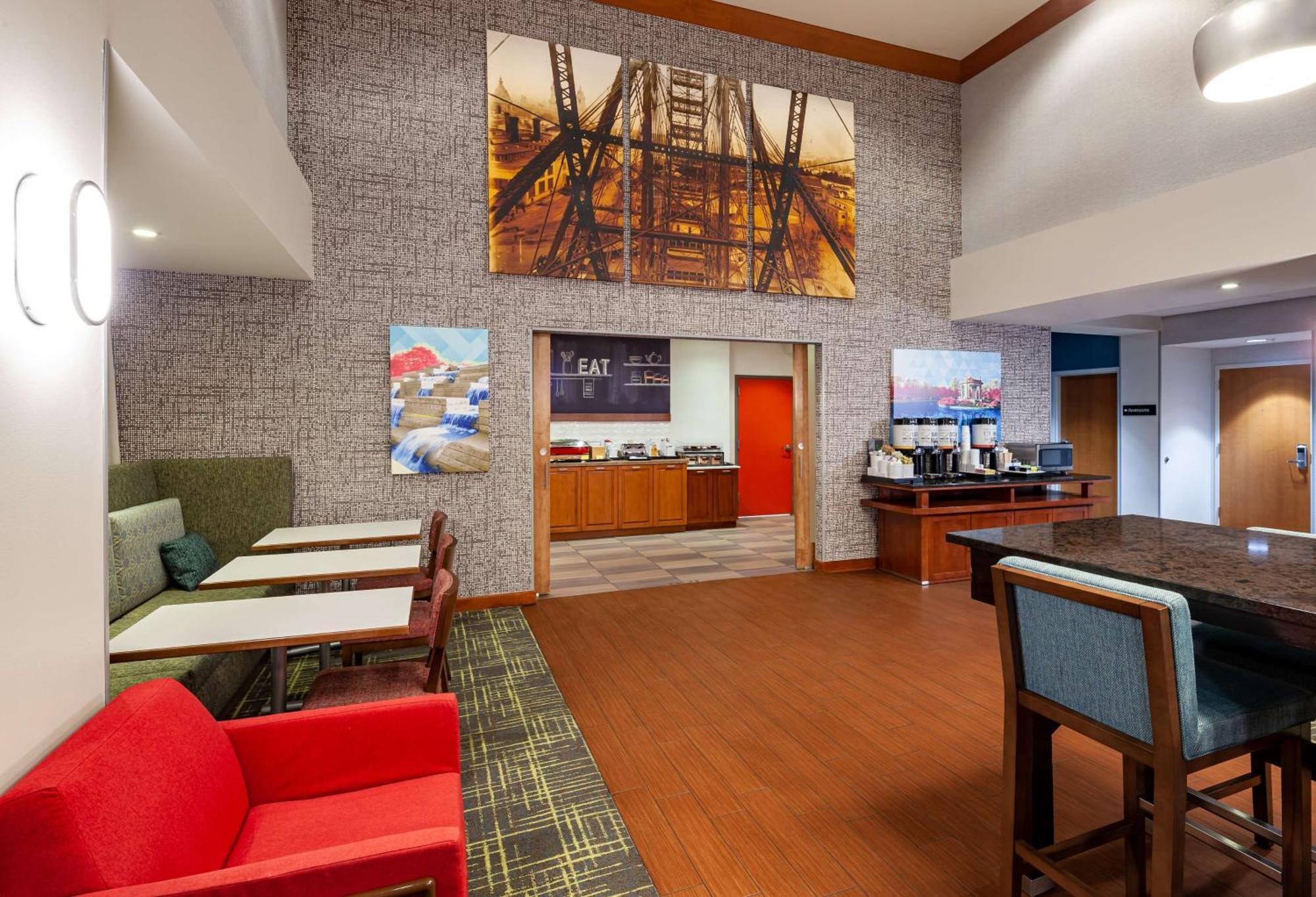 Hotel Hampton & At Forest Park