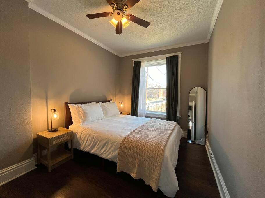 Cozy 2br-1ba Backyard & King Bed Apartment Saint Louis