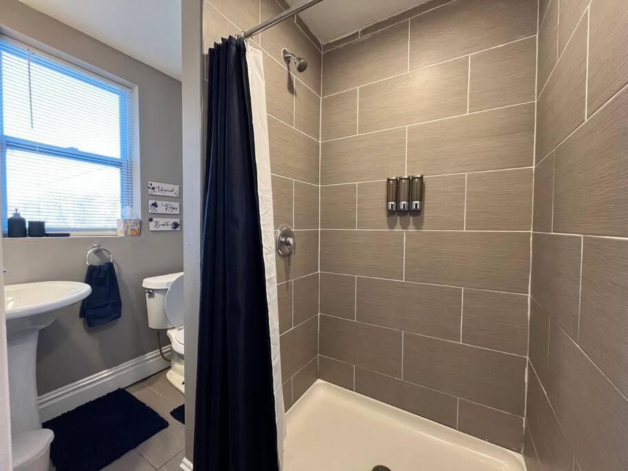 Cozy 2br-1ba Backyard & King Bed