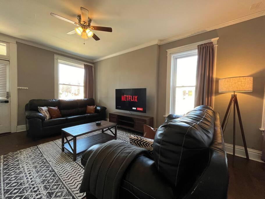 Apartment Cozy 2br-1ba Backyard & King Bed Saint Louis