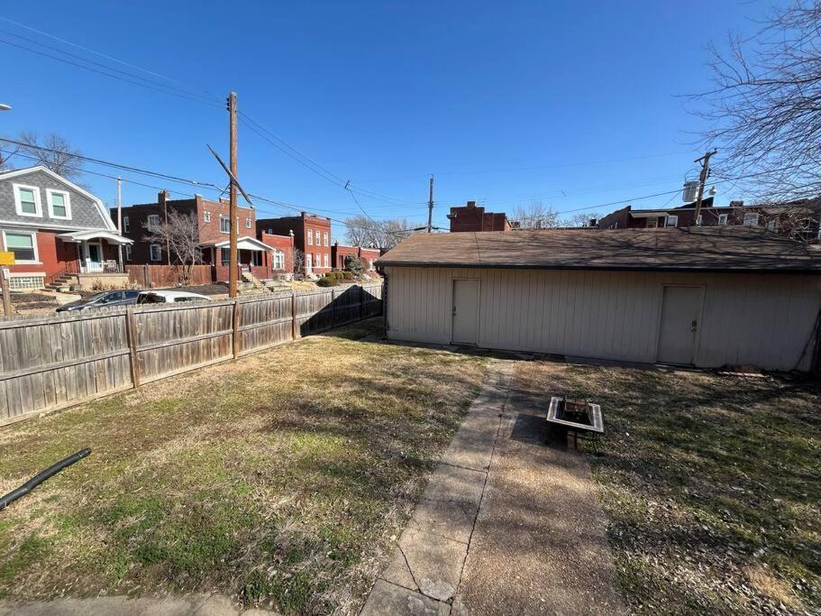 Cozy 2br-1ba Backyard & King Bed Saint Louis
