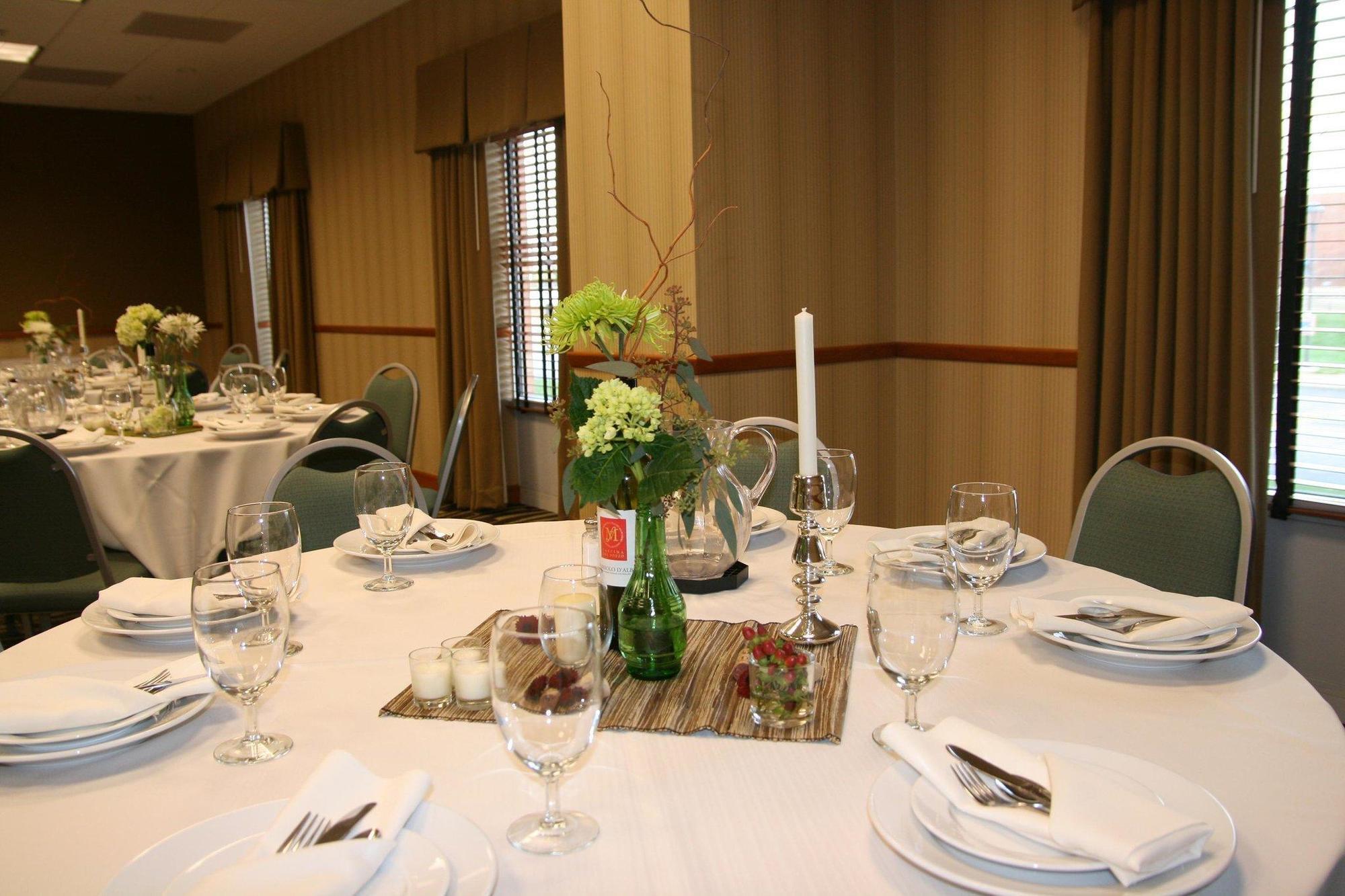 Hotel Hampton & At Forest Park 3*