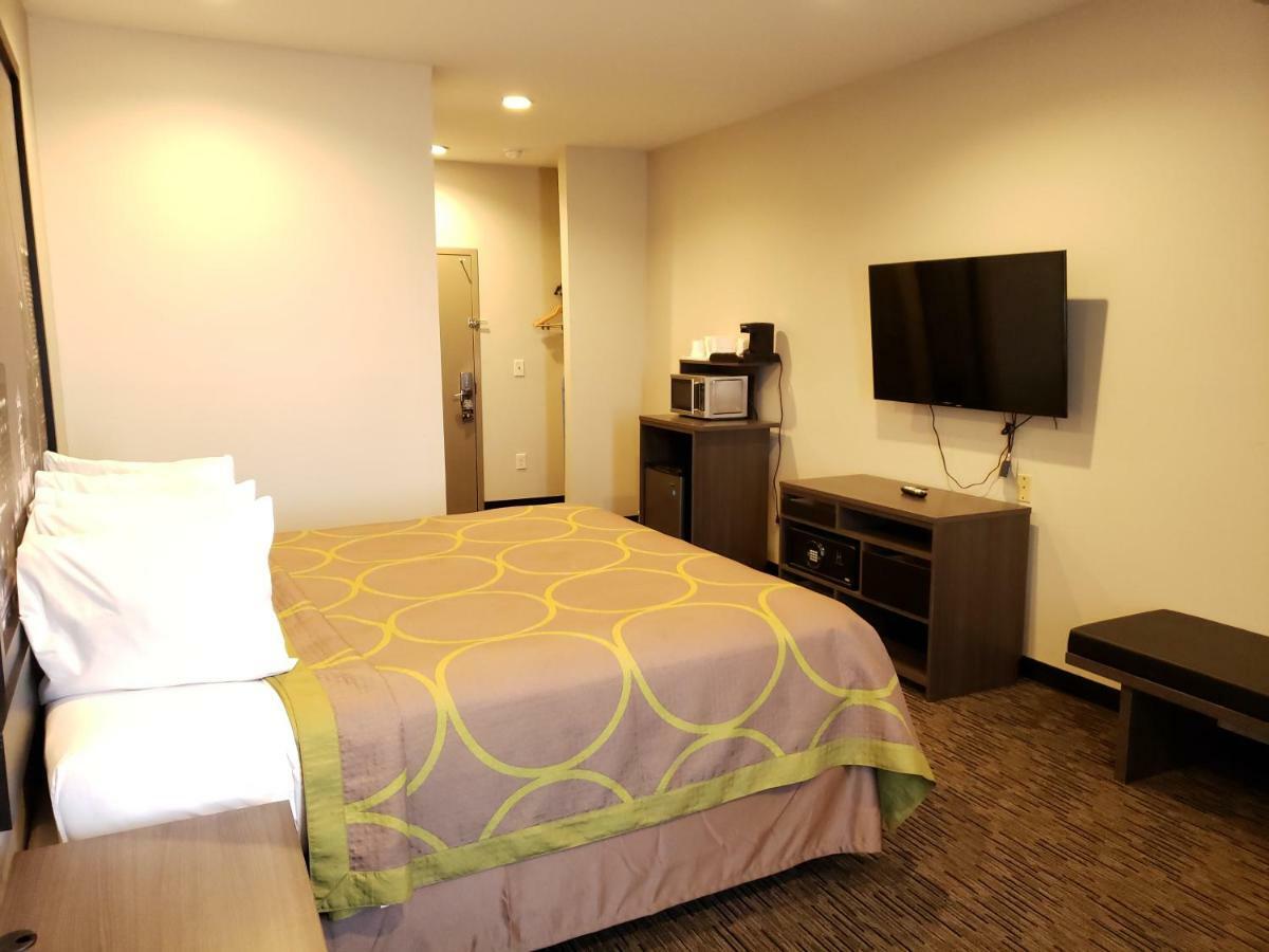 Super 8 By Wyndham North Saint Louis